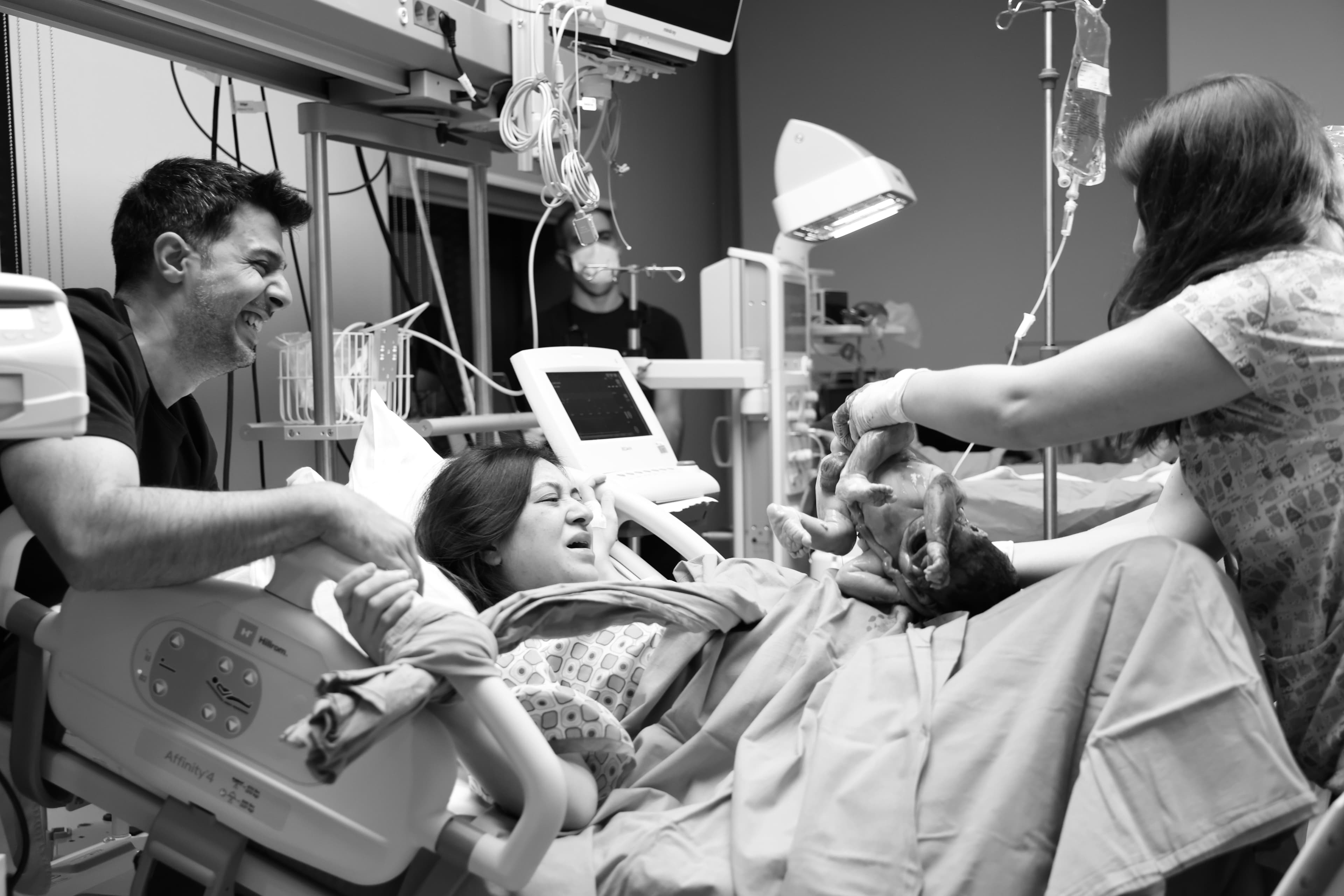 Operasyon sonrası yenidoğan ile çekilmiş klinik doğum fotoğrafı