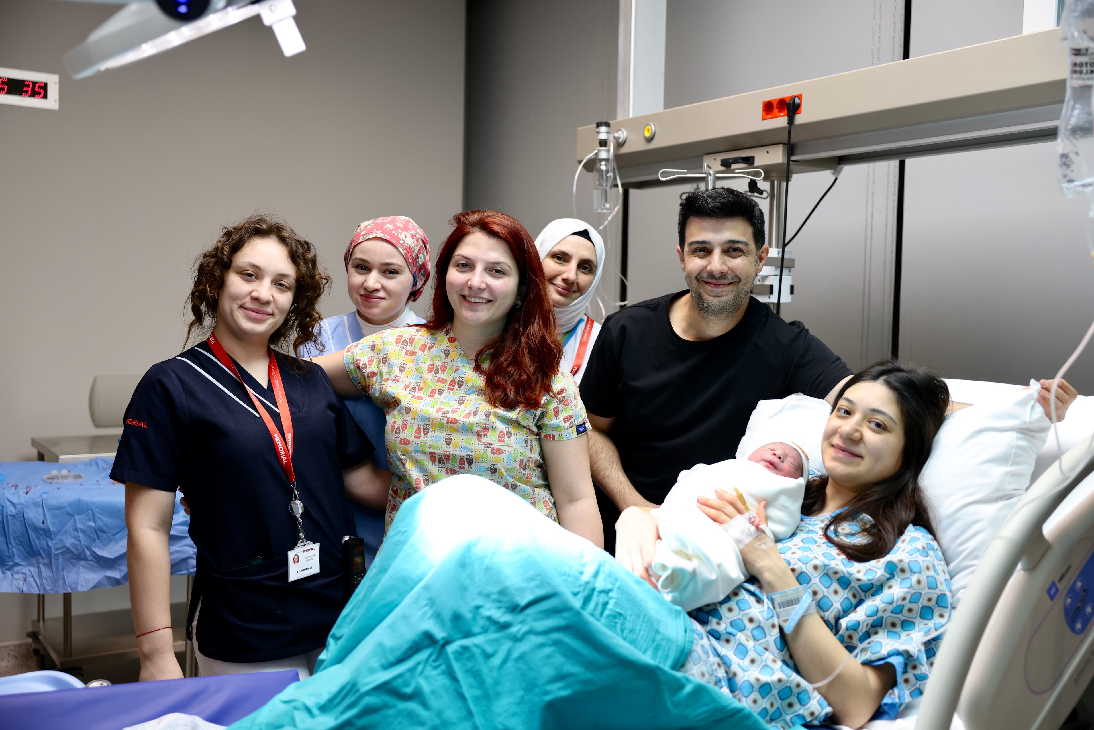 Doğum ekibiyle operasyon sonrası çekilmiş klinik fotoğraf